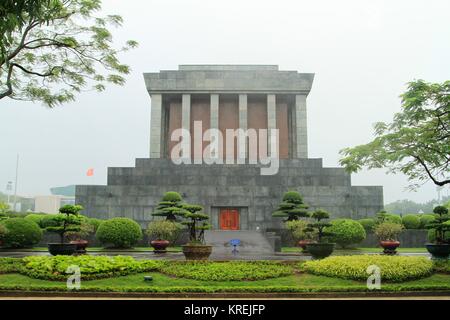 Ho Chi Minh Mausoleum Querformat mit schönen Bonsai an einem nebligen Tag in Hanoi, Vietnam Stockfoto