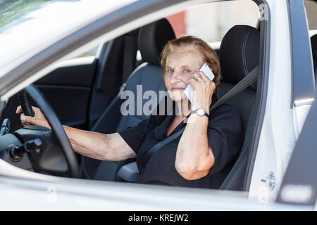Ältere Frau hinter dem Lenkrad Stockfoto
