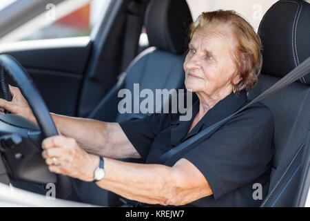 Ältere Frau hinter dem Lenkrad Stockfoto