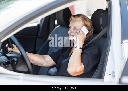 Ältere Frau hinter dem Lenkrad Stockfoto