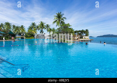 Kota Kinabalu, Malaysia - 18. Februar 2017: schönen Infinity-Pool im Shangri-La Hotel und Resort in Sabah Borneo, Malaysia. Stockfoto