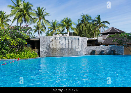 Kota Kinabalu, Malaysia - 18. Februar 2017: schönen Infinity-Pool im Shangri-La Hotel und Resort in Sabah Borneo, Malaysia. Stockfoto