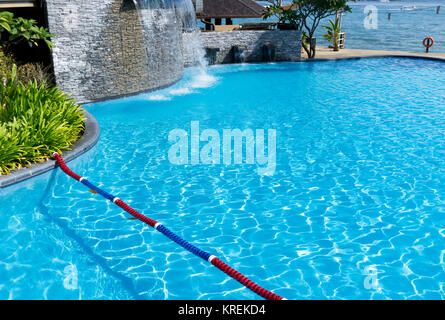 Kota Kinabalu, Malaysia - 18. Februar 2017: schönen Infinity-Pool im Shangri-La Hotel und Resort in Sabah Borneo, Malaysia. Stockfoto