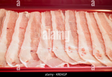 Rohes Schweinefleisch in Scheiben geschnitten Zubereitung für hausgemachte Sukiyaki Stockfoto