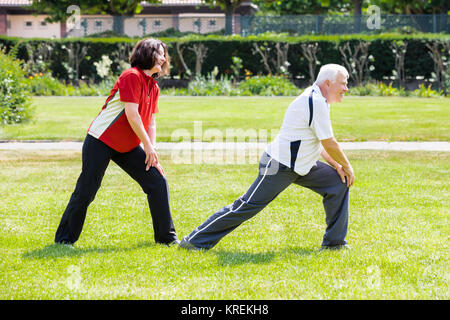 Paar Arbeit in Park Stockfoto