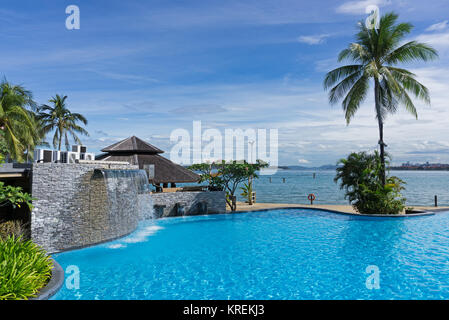 Kota Kinabalu, Malaysia - 18. Februar 2017: schönen Infinity-Pool im Shangri-La Hotel und Resort in Sabah Borneo, Malaysia. Stockfoto