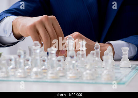 Junge Unternehmer spielen Glas Schach im Büro Stockfoto