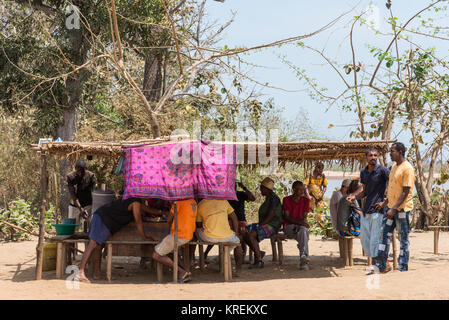 Garküche Passagiere am Fährhafen von Mania Fluss serviert. Madagaskar, Afrika. Stockfoto