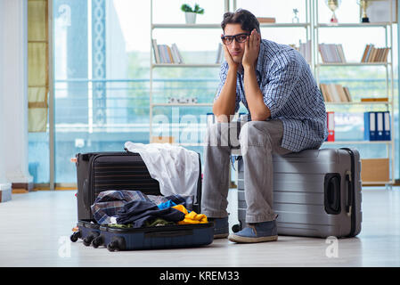 Junger Mann Vorbereitung für Urlaub Reisen Stockfoto