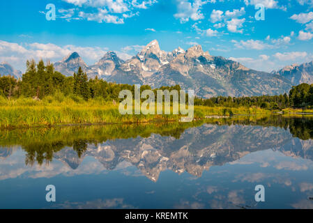 Teton Bergkette und bewölktem Himmel spiegelt die stillen Wasser des Snake River, Grand Teton National Park, Teton County, Wyoming Stockfoto