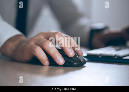 Hand auf die Maus. Geschäftsmann computer. Wirtschaftlicher Erfolg, Vertrag und wichtiges Dokument, Schreibarbeiten oder Rechtsanwalt Konzept. Mann im Büro Stockfoto