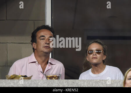 FLUSHING NY-SEPTEMBER 01: Olivier Sarkozy und Mary Kate Olsen sind kurzsichtig beobachten Victoria Azaranka Niederlage Alexandrk Kurnic an Tag 8 der 2014 US Open am USTA Billie Jean King National Tennis Center. Olivier Sarkozy ist ein französischer Bankier in den Vereinigten Staaten. Sein Halbbruder ist Nicolas Sarkozy, ehemaliger Präsident von Frankreich am 1. September 2014 in der Nähe der Queens Borough von New York City People: Olivier Sarkozy, Mary Kate Olsen Stockfoto