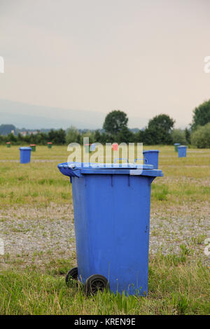 Große Wiese zum Parken mit farbigen Mülltonnen bestimmt Stockfoto