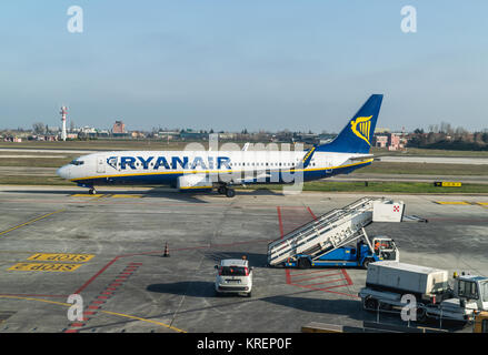 BOLOGNA, ITALIEN - Februar 2016: Ryanair jetliner am Flughafen Bologna, Italien. Ryanair Ltd. ist eine irische Billigfluggesellschaft mit Sitz in Sw Stockfoto