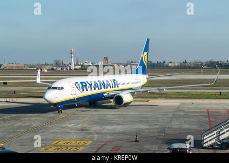 BOLOGNA, ITALIEN - Februar 2016: Ryanair jetliner am Flughafen Bologna, Italien. Ryanair Ltd. ist eine irische Billigfluggesellschaft mit Sitz in Sw Stockfoto