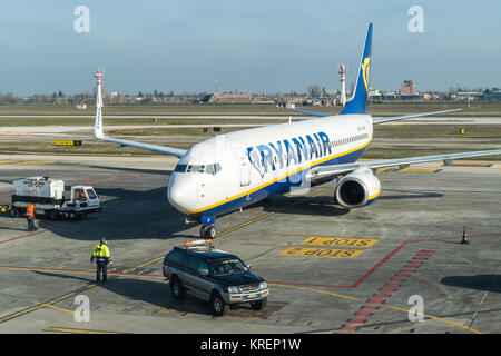 BOLOGNA, ITALIEN - Februar 2016: Ryanair jetliner am Flughafen Bologna, Italien. Ryanair Ltd. ist eine irische Billigfluggesellschaft mit Sitz in Sw Stockfoto