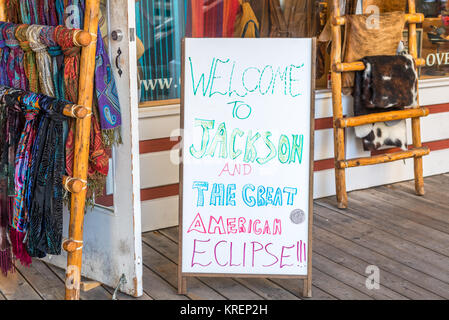 Zeichen nach Jackson Hole und 2017 Sonnenfinsternis, Grand Tetons National Park, Teton County, Wyoming Willkommen Stockfoto