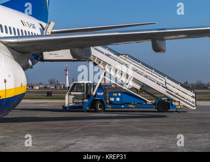 BOLOGNA, ITALIEN - Februar 2016: Ryanair jetliner für die Passagiere am Flughafen Bologna, Italien warten. Ryanair Ltd. ist eine irische Billigfluggesellschaft h Stockfoto