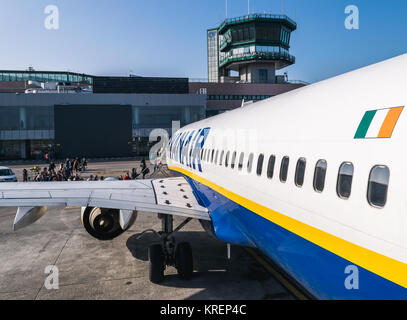 BOLOGNA, ITALIEN - Februar 2016: die Fluggäste von Ryanair jetliner am Flughafen Bologna, Italien nach Bukarest, Rumänien. Ryanair Ltd. ist eine irische niedrig Stockfoto