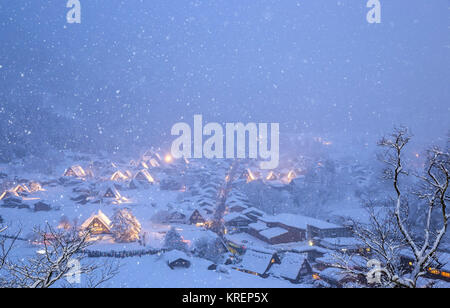 Shirakawago aufleuchtenden Schneefall Stockfoto