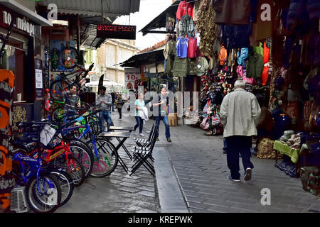 Kleine Gasse aus Monstiraki im Zentrum von Athen mit allen Arten von Geschäften aus Leder zu Bric-a-Brac und vieles mehr Stockfoto