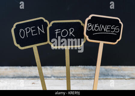Offen für Unternehmen Nachricht mit Kreide auf Holz- Mini blackboard Labels geschrieben Stockfoto
