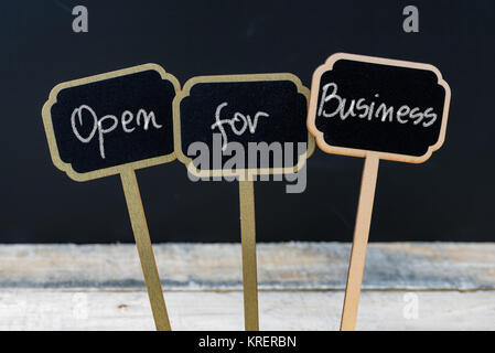 Offen für Unternehmen Nachricht mit Kreide auf Holz- Mini blackboard Labels geschrieben Stockfoto