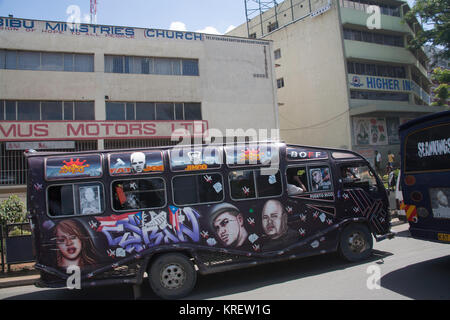 Nairobis bunte Matutu-Minibusse fahren um das Stadtzentrum, Nairobi, Kenia, Ostafrika Stockfoto