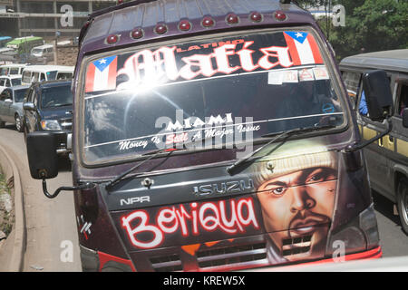 Nairobis bunte Matutu-Minibusse fahren um das Stadtzentrum, Nairobi, Kenia, Ostafrika Stockfoto