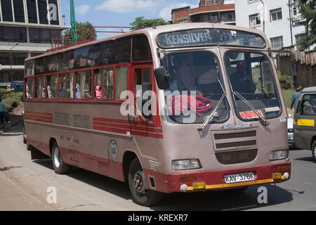 Bunte traditionelle Sammeltaxis oder Matatu-Busse in der Hauptstadt Kenias, Nairobi, Ostafrika Stockfoto