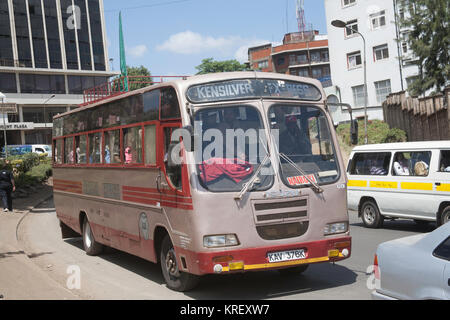 Bunte traditionelle Sammeltaxis oder Matatu-Busse in der Hauptstadt Kenias, Nairobi, Ostafrika Stockfoto