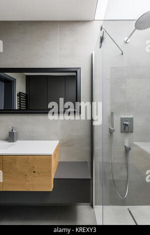 Modern möbliert Grau mit Dusche mit ebenerdiger Dusche Stockfoto