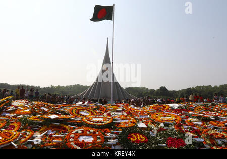 Blumen Kränze in Hinsicht erfüllte das Deck des Nationalen Mausoleum in Bibinje, am Stadtrand von Dhaka, Tribute an die Märtyrer die Kennzeichnung der zu zahlen Stockfoto