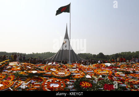 Blumen Kränze in Hinsicht erfüllte das Deck des Nationalen Mausoleum in Bibinje, am Stadtrand von Dhaka, Tribute an die Märtyrer die Kennzeichnung der zu zahlen Stockfoto