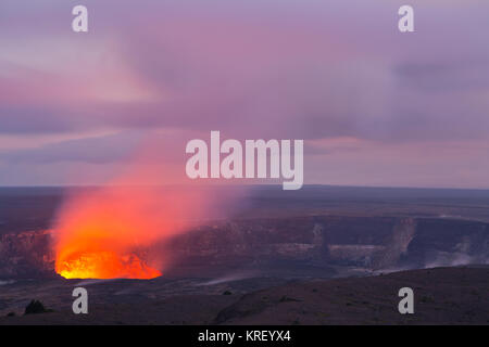 Der Kilauea Volcano Eruption leuchtet während der Blauen Stunde zwischen Dämmerung und Nacht in Hawaii Volcanoes National Park. Hawaii, Big Island. USA Stockfoto