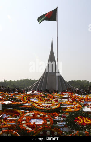 Blumen Kränze in Hinsicht erfüllte das Deck des Nationalen Mausoleum in Bibinje, am Stadtrand von Dhaka, Tribute an die Märtyrer die Kennzeichnung der zu zahlen Stockfoto