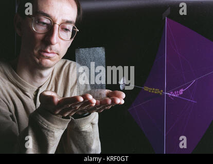 Ein Raum, Segel, wie DEPICTGED IN EINEM ARTGISTS KONZEPT AM RECHT, KÖNNTE DIE interstellaren Missionen über unser Sonnensystem. LES JOHNSON, MANAGER DES INTERSTELLAREN ANTRIEB FORSCHUNG BEI DER NASA Marshall Space Flight Center in Huntsville, Alabama hält einen steifen, leichten CFK-Material, bauen eine riesige Raum SEGEL VERWENDET WERDEN. MARSHALL INGENIEURE SIND CONDUCTIING EVALUATGE LABOREXPERIMENTEN UND CHARAKTERISIERUNG VON MATERIALIEN, DIE FÜR DIE RAUMFAHRT SEGELN. Solar Sail Material Stockfoto