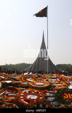 Blumen Kränze in Hinsicht erfüllte das Deck des Nationalen Mausoleum in Bibinje, am Stadtrand von Dhaka, Tribute an die Märtyrer die Kennzeichnung der zu zahlen Stockfoto