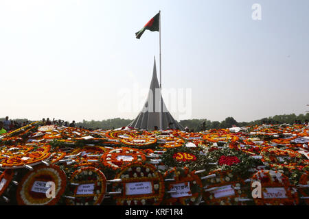 Blumen Kränze in Hinsicht erfüllte das Deck des Nationalen Mausoleum in Bibinje, am Stadtrand von Dhaka, Tribute an die Märtyrer die Kennzeichnung der zu zahlen Stockfoto