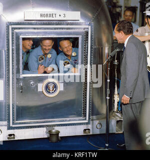 Präsident Nixon begrüßt die Apollo 11 Astronauten an Bord der USS Hornet Stockfoto