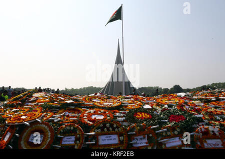 Blumen Kränze in Hinsicht erfüllte das Deck des Nationalen Mausoleum in Bibinje, am Stadtrand von Dhaka, Tribute an die Märtyrer die Kennzeichnung der zu zahlen Stockfoto