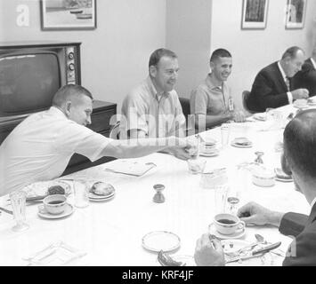 Astronauten BEIM FRÜHSTÜCK VOR IHRER MISSION, APOLLO 8 Astronauten (L, R); Frank Borman, LOVELL, James; UND ANDERS, WILLIAM. Apollo 8 Crew mit Frühstück am Tag der Markteinführung Stockfoto