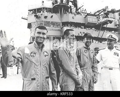 Konteradmiral DONALD C. DAVIS, kommandierender Offizier der TASK FORCE 130, PACIFIC RECOVERY KRÄFTE FÜR DIE bemannte Raumfahrzeuge Missionen, BEGRÜSST DIE APOLLO 13 CREW AN BORD DER USS IWO JIMA, PRIME BERGUNGSSCHIFF FÜR DIE MISSION. Die Besatzungsmitglieder sind (von links nach rechts) FRED W. HAISE, jr., LUNAR MODULE PILOT, John SWIGERT, jr., COMMAND MODUL PILOT, und James A. LOVELL, jr., MISSION COMMANDER. Die Sonde spritzte, in Sichtweite DER TRÄGER SICHER ZU ENDE eine gefährliche Reise. Załoga Apollo 13 Na pokładzie USS Iwo Jima 7008011 Stockfoto