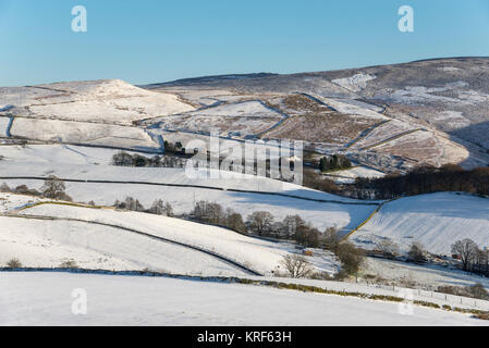 Hell und verschneiten Morgen in den Hügeln der High Peak bei wenig Hayfield, Derbyshire, England. Stockfoto