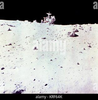 Astronaut Charles Duke mit Lunar Rover auf dem Mond - GPN -2002-000071 Stockfoto