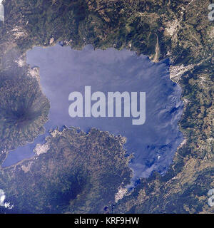 Lago de Atitlan aus dem Orbit gesehen Stockfoto