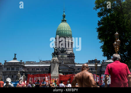 Dezember 18, 2017 - Buenos Aires, Ciudad AutÃ³noma de Buenos Aires, Argentinien - Gruppen friedlich vor Congreso als Gesetzgeber vorbereiten zu stimmen. Demonstranten aus verschiedenen linken Gruppen angegriffen Polizei nach einer weitgehend friedlichen Demonstration vor der Nation Kongress Gebäude. Die Rechnung, die Sie Protestierten''" eine Revision des Rentensystems''""" wurde Gesetz am folgenden Morgen. Credit: SOPA/ZUMA Draht/Alamy leben Nachrichten Stockfoto