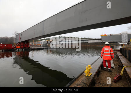 Malchow, Deutschland. 19 Dez, 2017. Der erste von zwei Stahlträger werden auf Pontons für den mittleren Abschnitt der Petersdorf Brücke von der Autobahn A19 in der Nähe von Malchow, Deutschland, 19. Dezember 2017 geladen. Auf dem Wasserweg, die 93 Meter lange und 290 Tonnen schwere Brücke in der Brücke transportiert. Aufgrund von Bauarbeiten, nur zwei Wege haben bei Fahrzeugen, die seit dem Jahr 2015 - einer für jede Richtung zur Verfügung. Ab dem Sommer 2018, die Westliche Brücke fertig gestellt werden, die insgesamt zwei Fahrstreifen für jede Richtung ermöglicht. Quelle: Bernd Wüstneck/dpa/Alamy leben Nachrichten Stockfoto