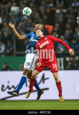 Die Schalker Naldo (L) in Aktion gegen die Kölner Lukas Kluenter während der Deutschen DFB-Pokal Fußball Match zwischen dem FC Schalke 04 und 1. FC Köln in der Veltins Arena in Gelsenkirchen, Deutschland, 19. Dezember 2017. (EMBARGO BEDINGUNGEN - ACHTUNG: Der DFB verbietet die Nutzung und Veröffentlichung der sequenziellen Bilder auf das Internet und andere Onlinemedien während des Spiels (einschließlich der halben Zeit). Achtung: SPERRFRIST! Der DFB erlaubt die weitere Nutzung und Veröffentlichung der Bilder für mobile Dienste (insbesondere MMS) und für die erst nach dem Ende des Matches DVB-H und DMB.) Foto: Bern Stockfoto