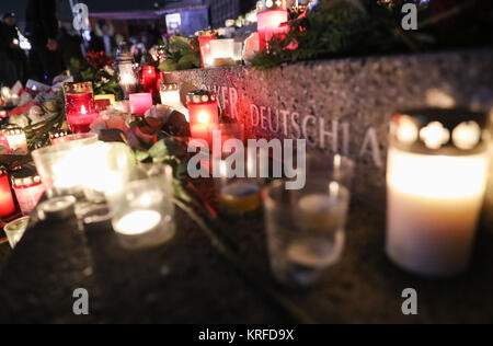 (171219) - Berlin, 19.12.2017 (Xinhua) - Foto am Dez. 19, 2017 zeigt, Kerzen und Blumen an einer Gedenkfeier zum ersten Jahrestag der tödlichen Terroranschlag auf einem Weihnachtsmarkt auf dem Breitscheidplatz in Berlin, Hauptstadt der Bundesrepublik Deutschland gelegt. Die deutsche Regierung am Dienstag aufgefordert, die Opfer um Vergebung als Berlin erinnert an den ersten Jahrestag eines tödlichen Terroranschlag auf einem Weihnachtsmarkt in der Hauptstadt. Anis Amri, einer tunesischen nationalen mit radikalen islamistischen Ansichten, starben insgesamt 12 Menschen und rund 100 weitere verletzt, als er ein Fahrzeug in eine Menge Fußgänger fuhr Stockfoto